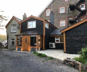 Spacious 4-Bed House in Lynton
